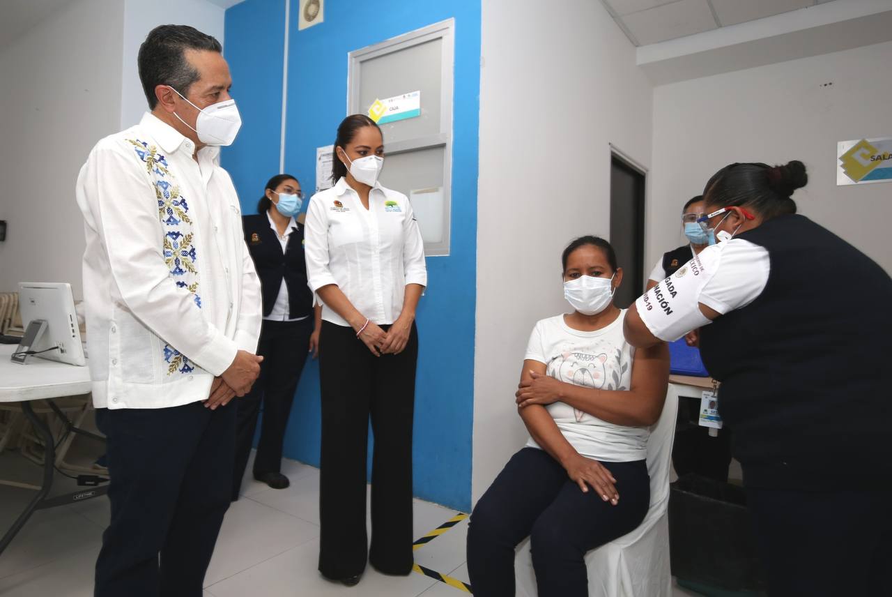 Enfermera Juana Álvarez recibe la primera vacuna Pfizer en Q Roo