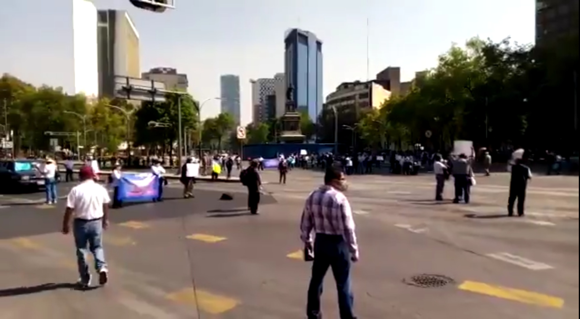 Policías y bomberos bloquean Paseo de la Reforma e Insurgentes