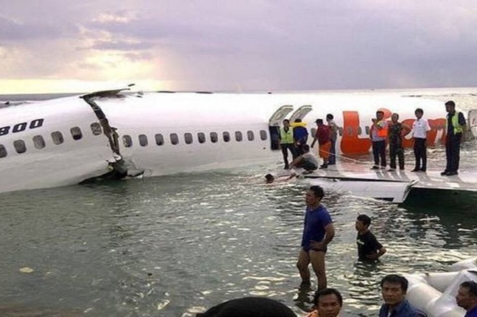 Confirman que avión con 65 personas a bordo cayó al mar en Indonesia