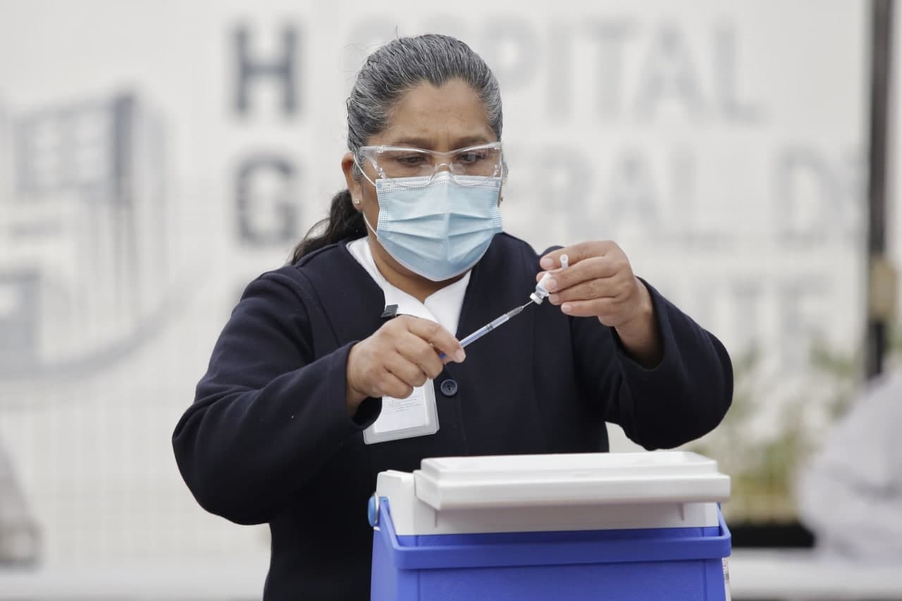 Melissa Zapiaín y David Díaz son los primeros jaliscienses en recibir vacuna Pfizer