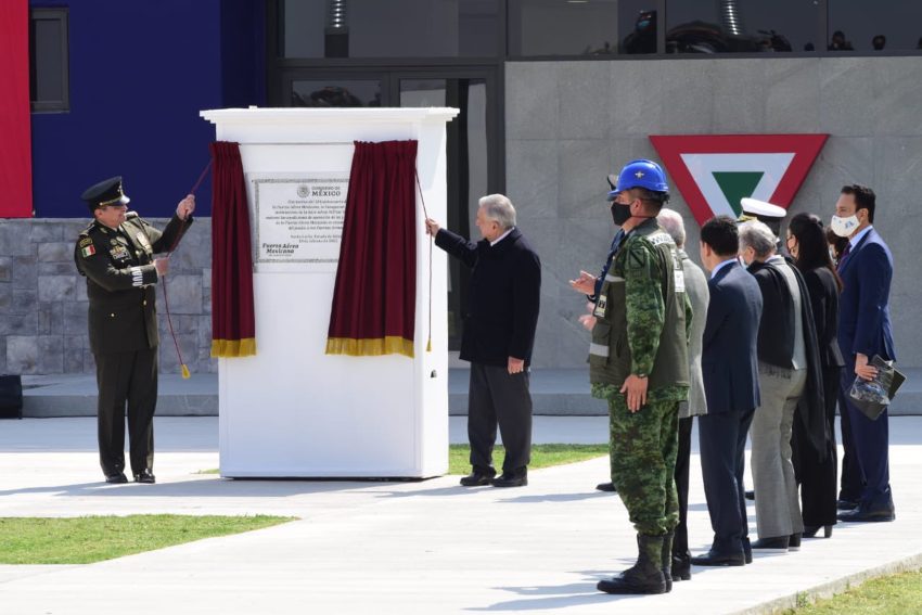 AMLO inaugura pista militar en el aeropuerto de Santa Lucía