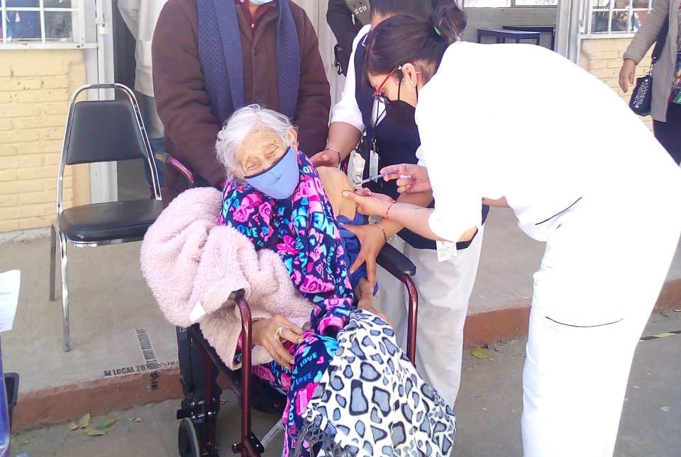 Con 102 años de vida, doña Reyna recibió la vacuna contra el Covid en Coahuila