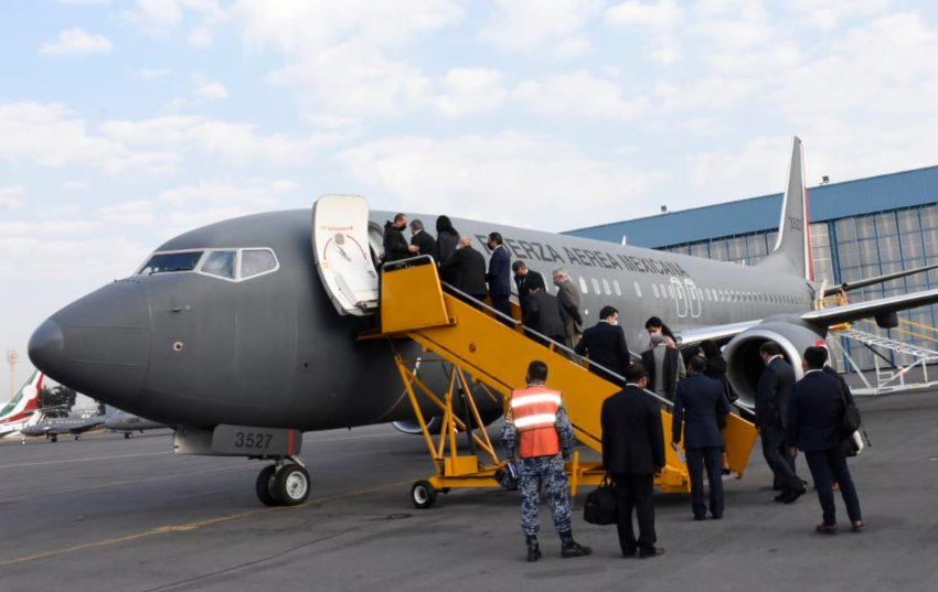 AMLO y sus invitados abordaron el primer vuelo del AIFA