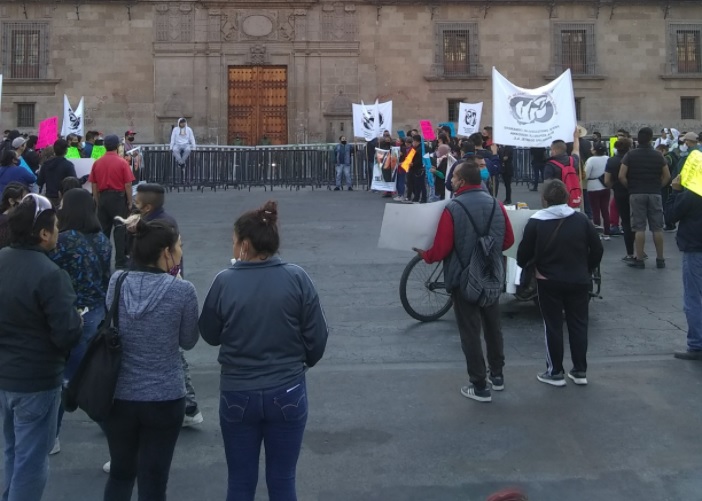 Comerciantes de La Merced protestan en el Zócalo capitalino