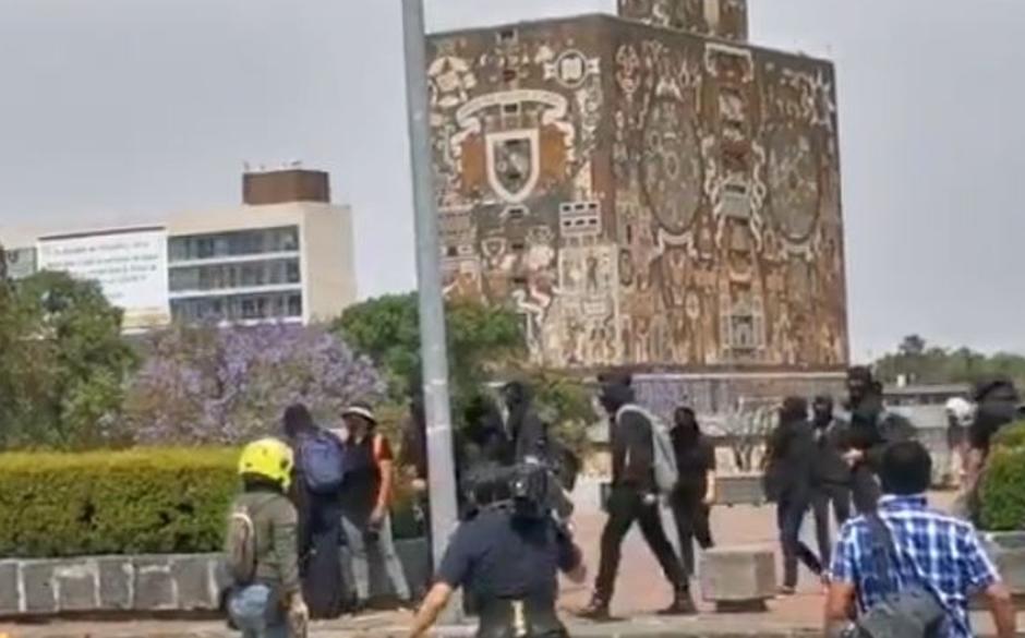 Encapuchados vandalizan Rectoría de la UNAM