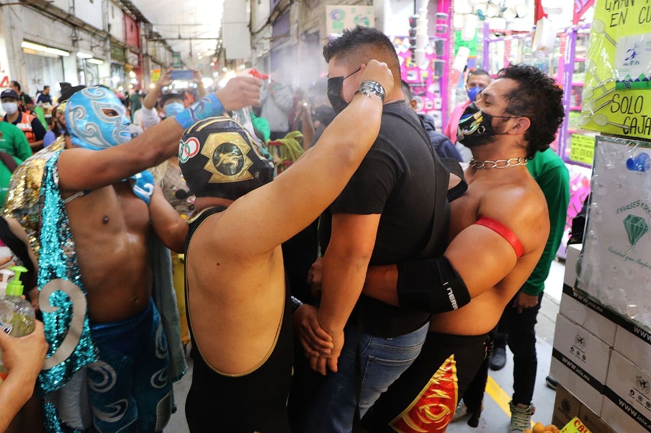 Luchadores 'pelean' contra covid-19 en la Central de Abasto