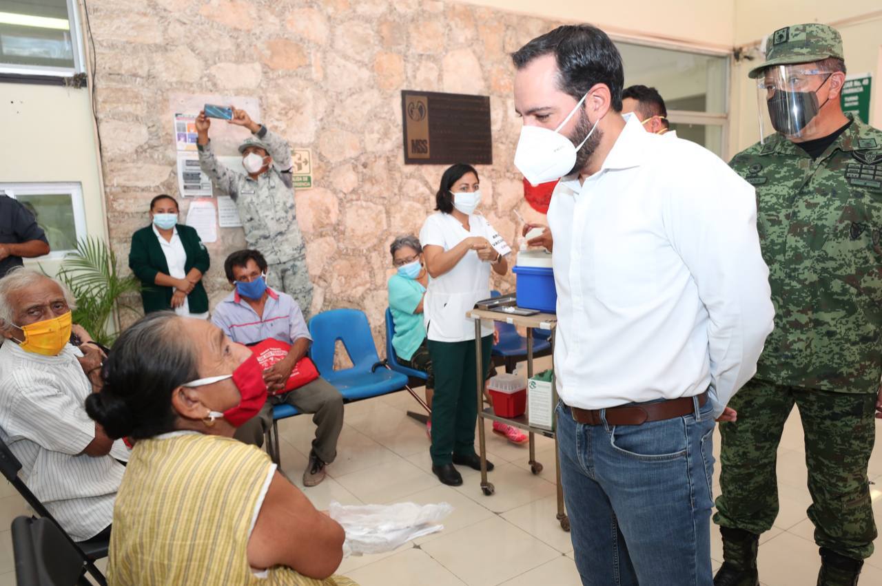 Mauricio Vila supervisa jornada de vacunación en Tixkokob