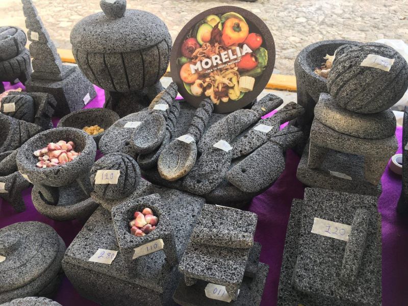 Otorgan marca colectiva a artesanos de molcajetes artesanales en Morelia