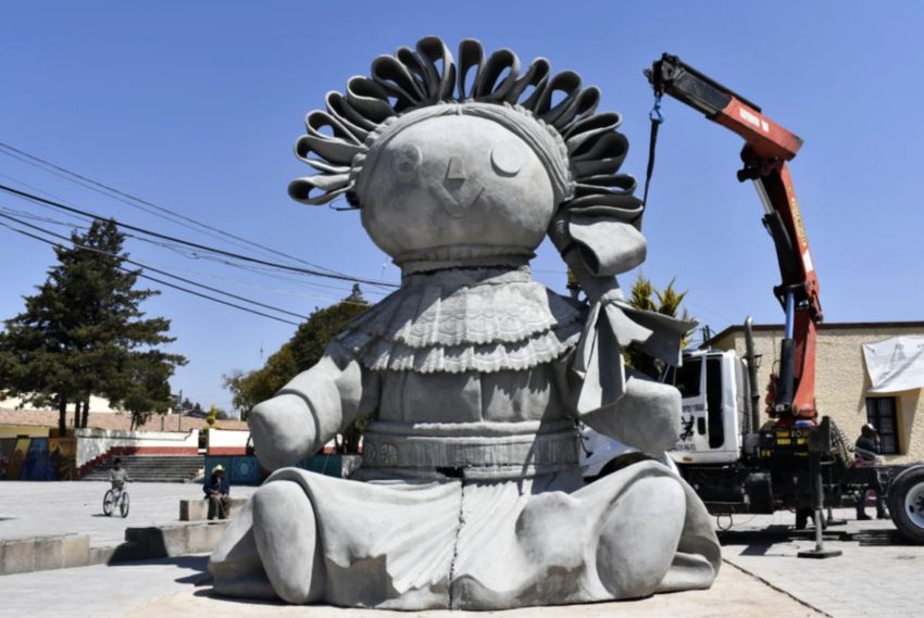 Inauguran escultura de la muñeca Lele en Santiago Mexquititlán
