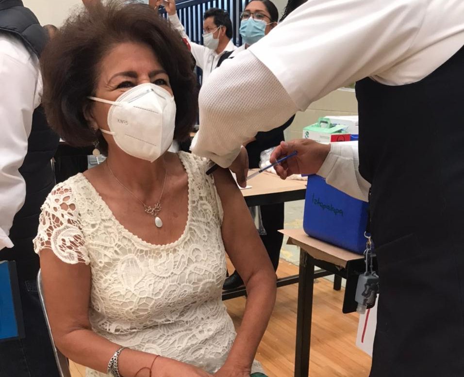 Patricia Aveces se vacuna