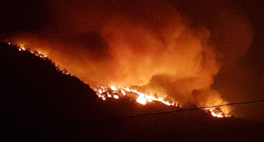 Incendio en la Sierra de Santiago se extiende por las fuertes rachas de viento