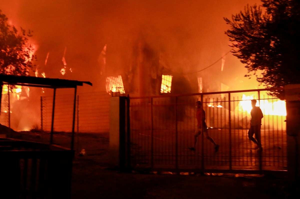 Dos jóvenes condenados a 5 años de prisión por incendiar el mayor campo de migrantes de Europa