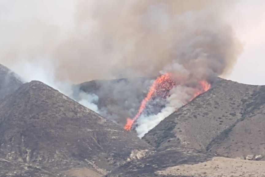 Desalojan a más de 400 personas por incendio en sierra de Arteaga