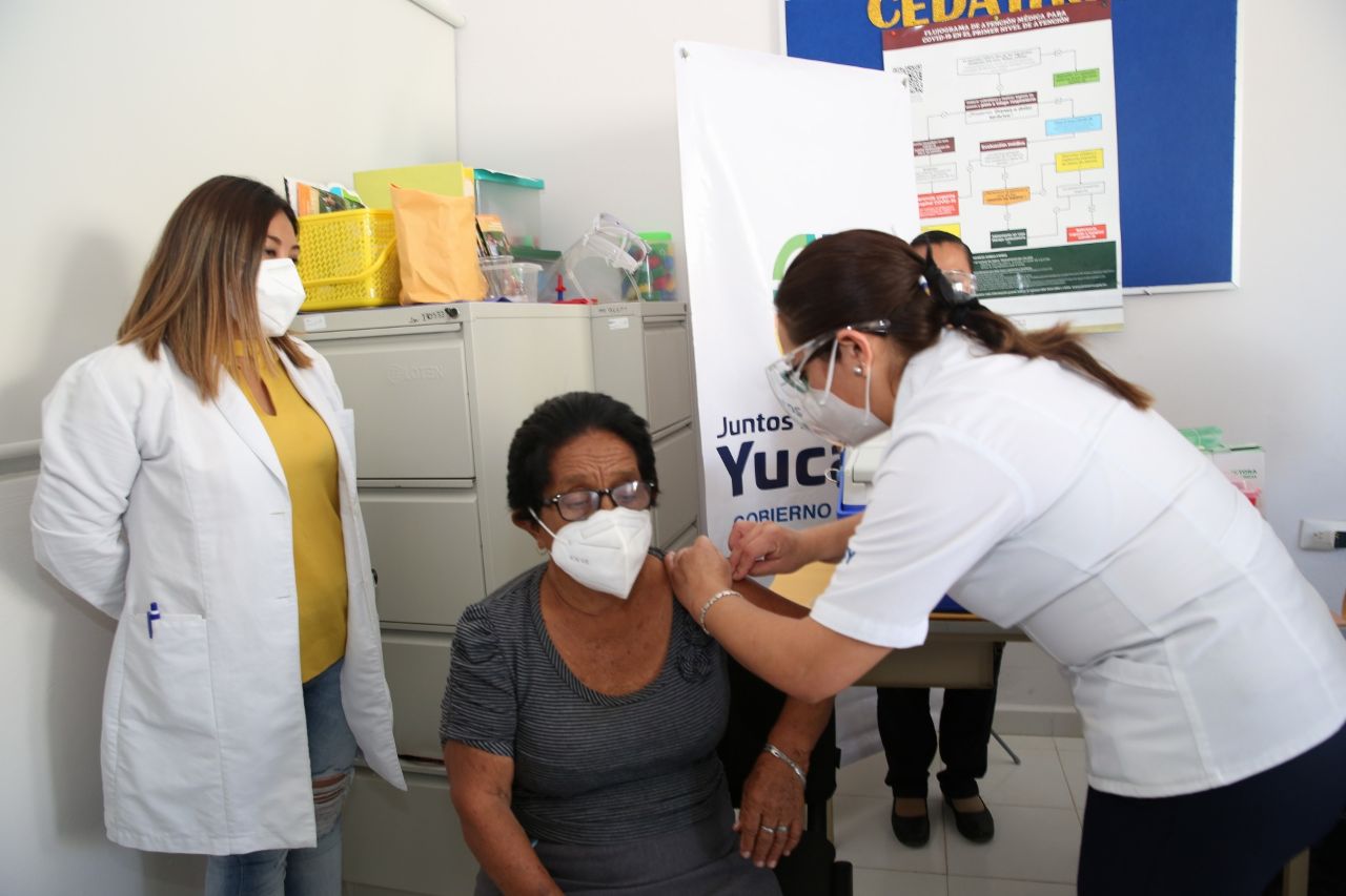 vacunas anticovid en adultos mayores de 24 municipios de Yucatán