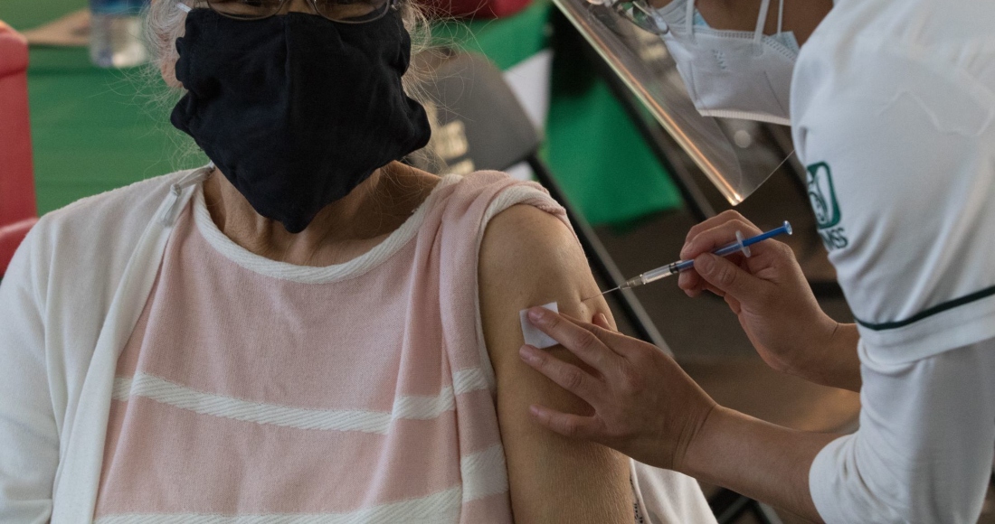 Adulta mayor entrega nota a enfermero que la vacunó en Iztapalapa