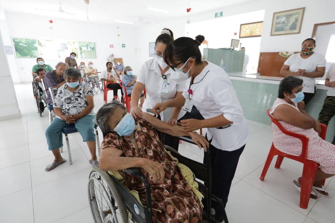 Adultos mayores en asilos de Mérida son vacunados contra la Covid-19