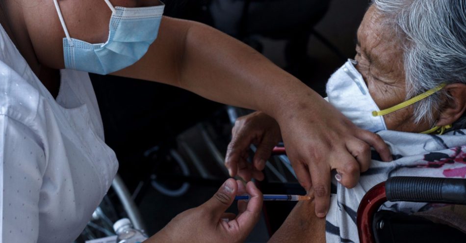 CDMX alista vacunación anticovid a adultos mayores en situación calle y en cárceles