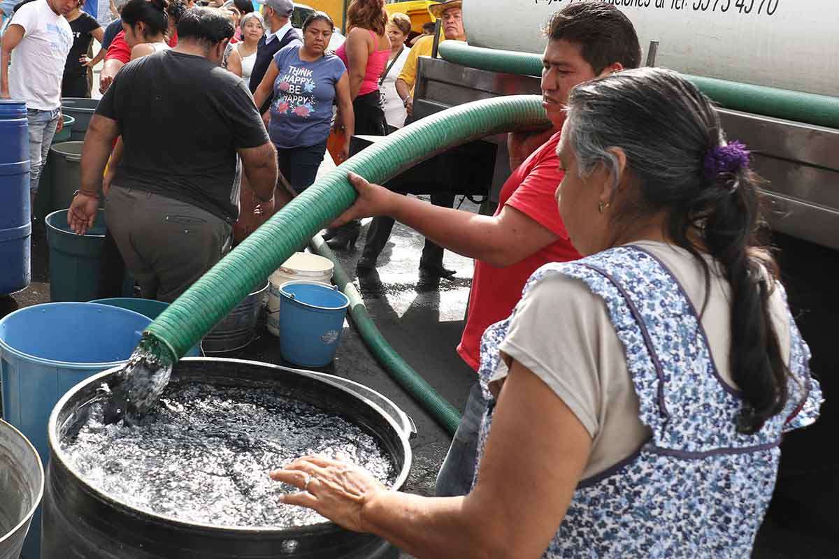 CDMX condona pago de agua a 72 colonias de Iztapalapa