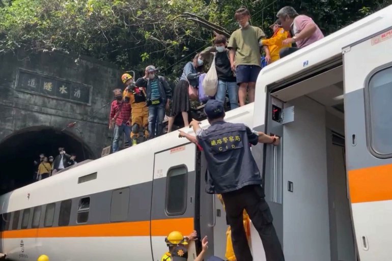 Descarrilamiento de tren en Taiwán deja al menos 51 muertos