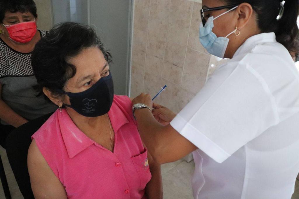 Inicia vacunación contra Covid-19 en adultos mayores de 27 municipios de Yucatán
