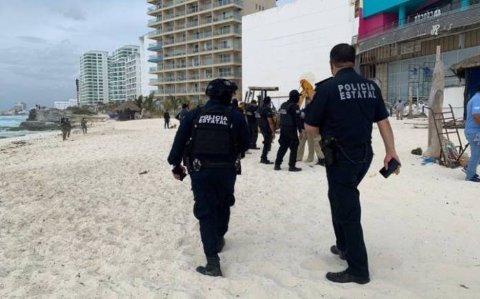 Autoridades recuperan zona en playa de Cancún tomada por la fuerza por particulares