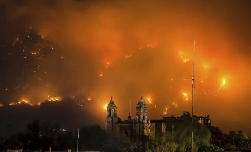Incendio forestal en Tepoztlán se intensifica