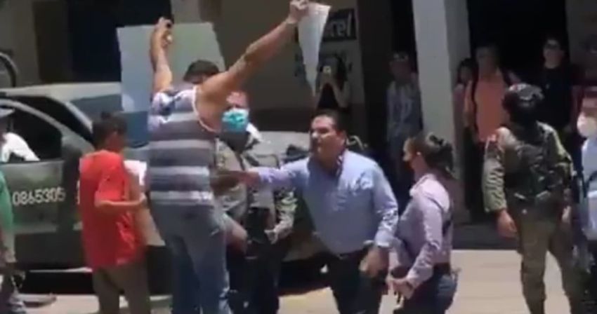 Gobernador de Michoacán agrede a profesor que se manifestaba en Aguililla