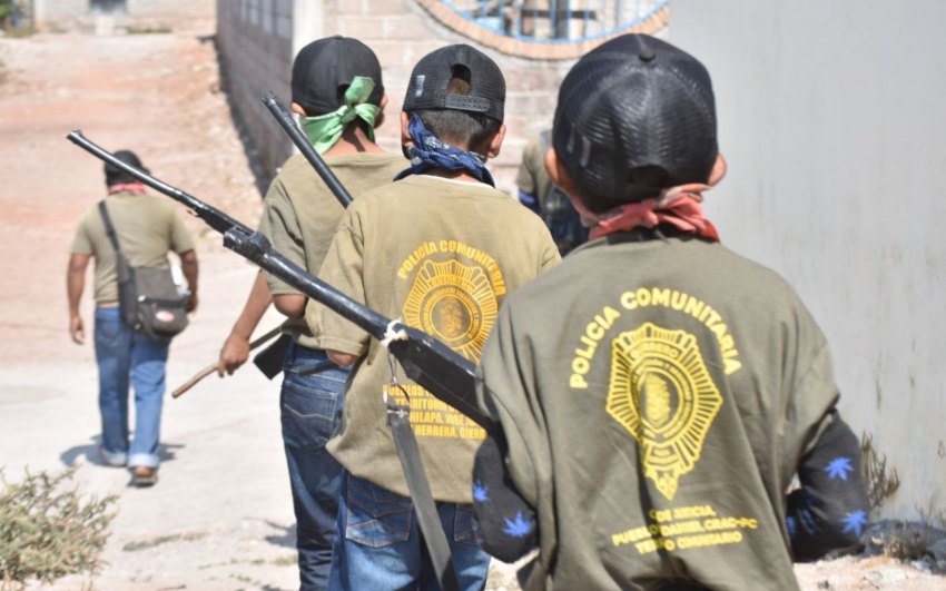 Niños se suman a la policía comunitaria de Guerrero para luchar contra el narco