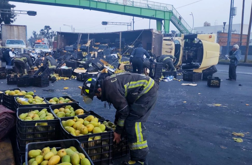 Camión con 12 toneladas de mango vuelca sobre Eje 6 Sur