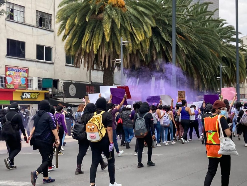 Feministas protestan en el Zócalo capitalino