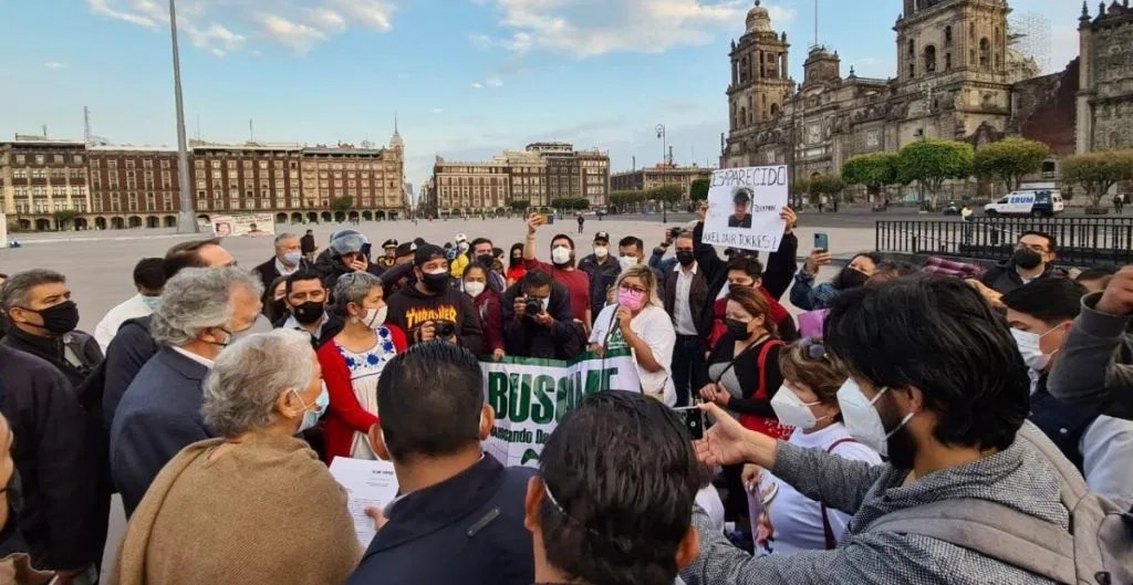 Madres de desaparecidos protestan en Palacio Nacional