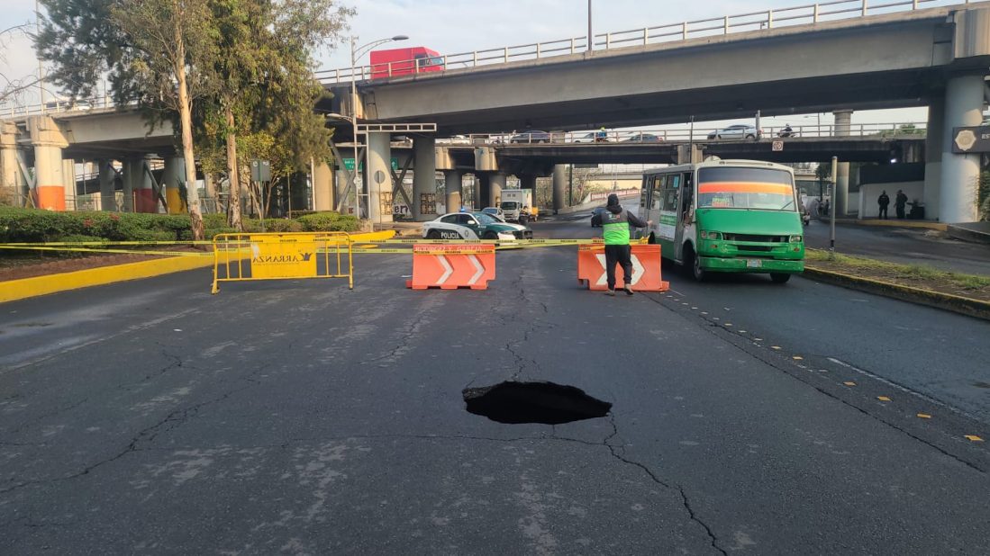 Se abre enorme socavón en Eje 1 y Avenida Oceanía