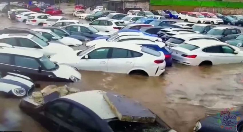 VIDEO: Lluvias inundan depósito de autos de lujo en Metepec