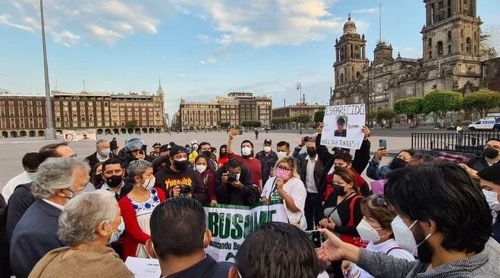 Protestan madres de desaparecidos afuera de Palacio Nacional