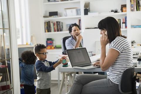 trabajo desde casa home office con niños