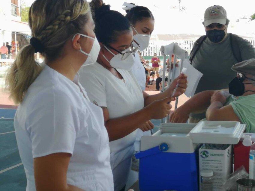 Arranca vacunación para mayores de 50 años en seis municipios de Quintana Roo