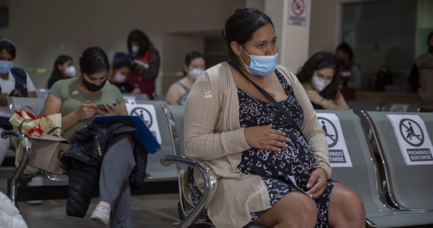 Mujeres embarazadas son el próximo grupo de vacunación en México