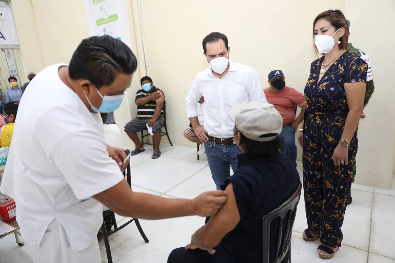 Comienzan a vacunar a personas de 40 a 49 años en Yucatán