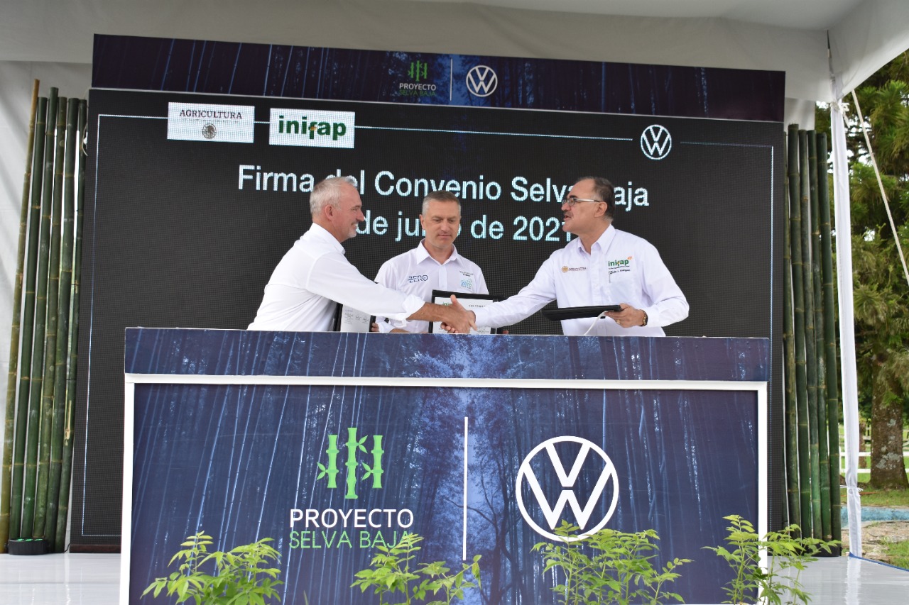 Agricultura y Volkswagen firman convenio de colaboración forestal en Puebla.