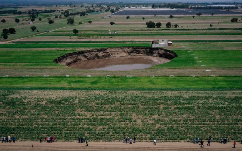 Investigadores del IPN investigan detalles del socavón gigante en Puebla