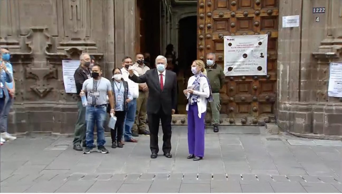 López Obrador acude a votar: "¡Viva la democracia!"