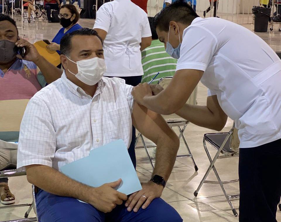 Renán Barrera se vacuna contra Covid-19