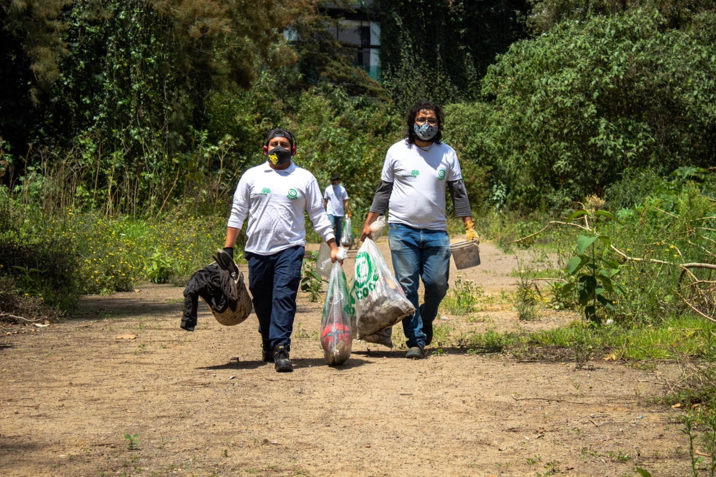 Retiran más de 300 kilos de basura de la barranca de Tecamachalco