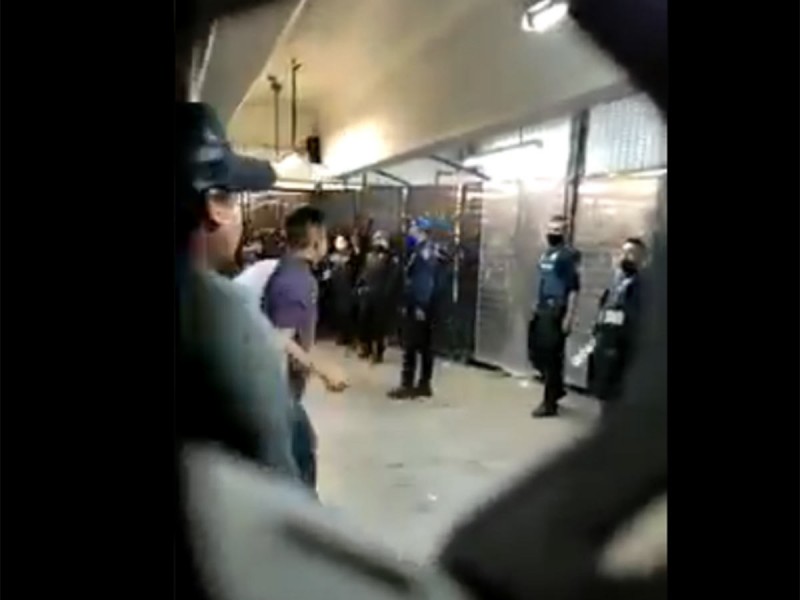 Se arma pelea campal en Metro Pantitlán