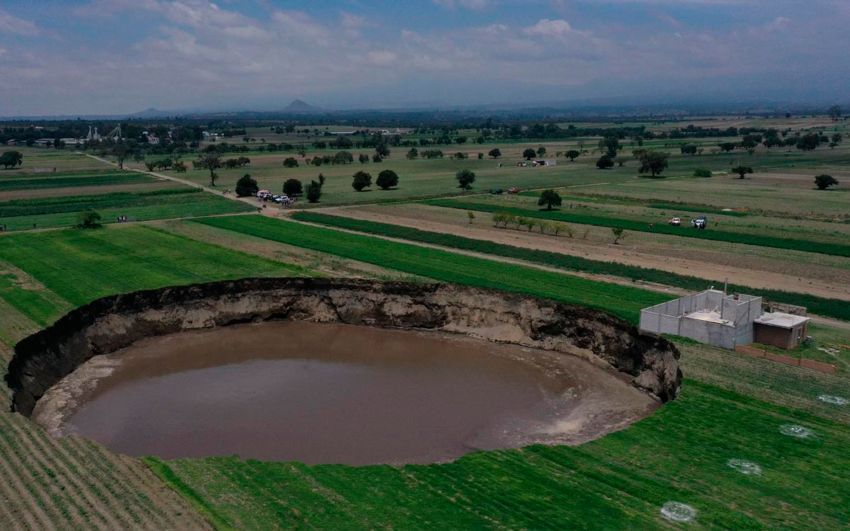 Casas aledañas a socavón gIgante en Puebla registran grieta