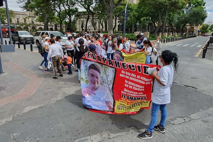 Familiares de cinco jóvenes desaparecidos se manifiestan en Palacio de Gobierno para exigir justicia por parte de las autoridades