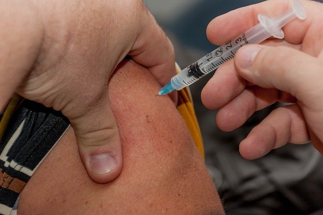AstraZeneca inicia ensayos de nueva vacuna contra variante de SARS-CoV-2