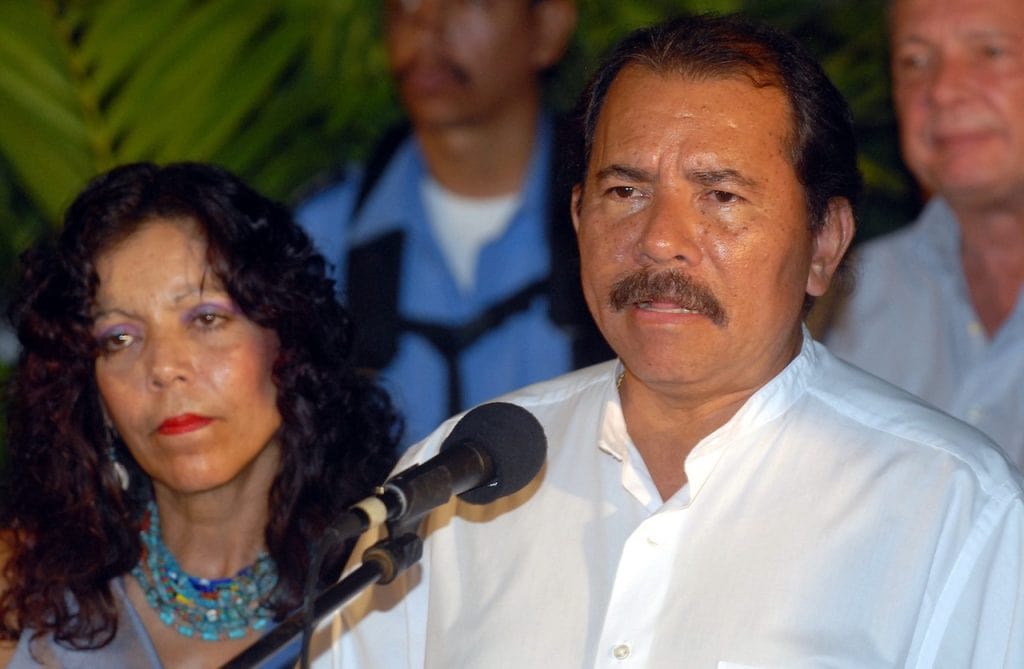 ECONONOMÍA Y POLÍTICA: Satanizar a Ortega y mandar a los marines