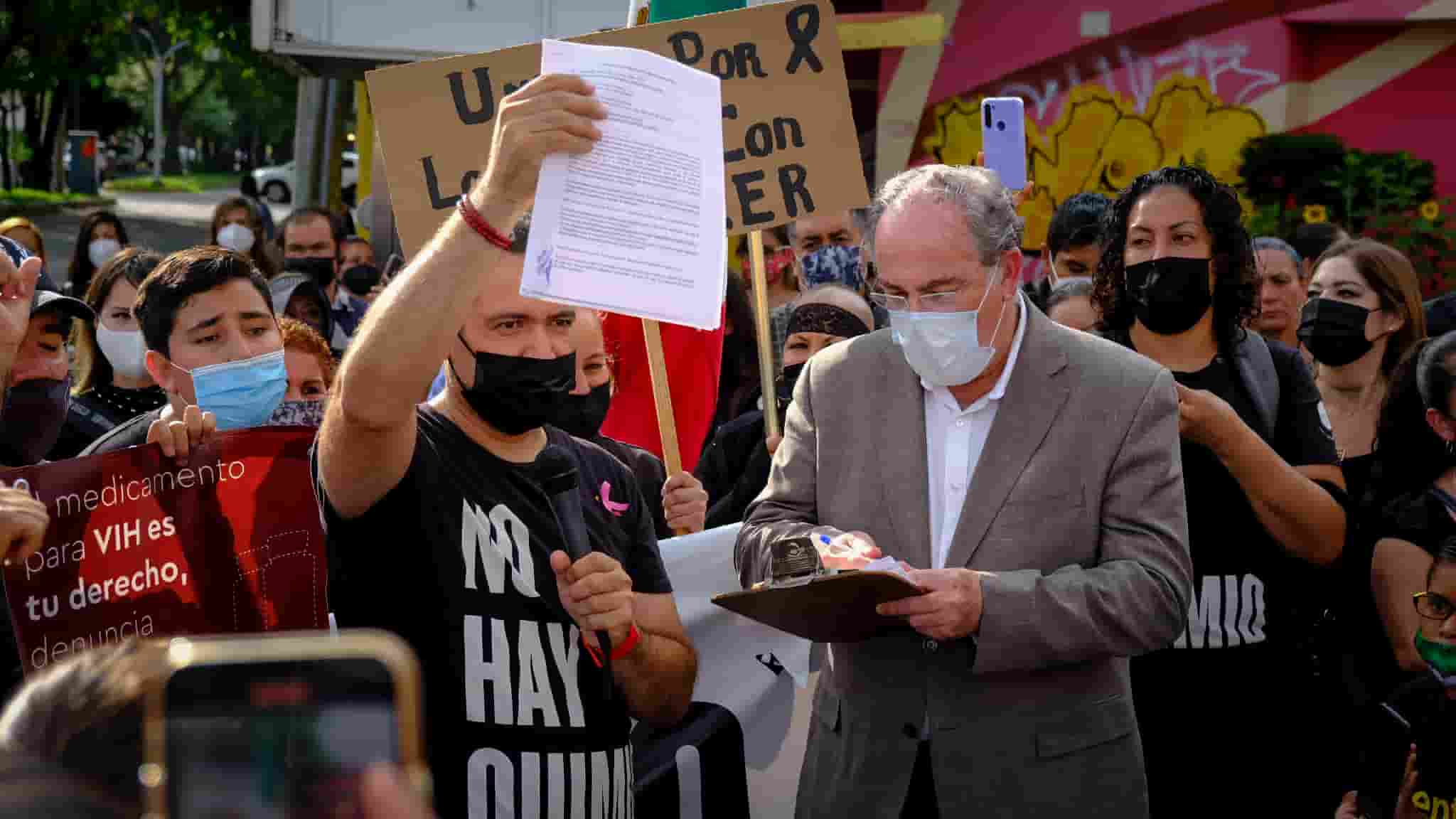 Jaliscienses se reunieron en la explanada de la Rectoría de la Universidad de Guadalajara para protestar por el desabasto de medicamentos.