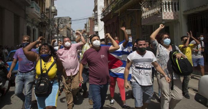 Miles de cubanos salen a protestar, son reprimidos